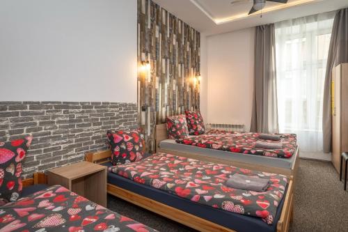 克拉科夫的住宿－70s Business Room，酒店客房,设有两张床和一张沙发
