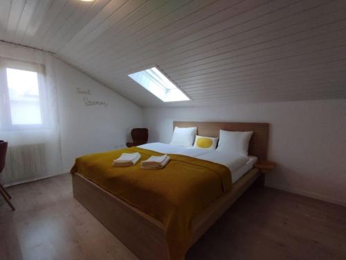 una camera da letto con un grande letto in mansarda di Haus im Rietle a Schaan