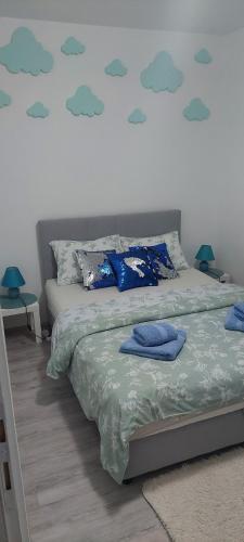 Ein Bett oder Betten in einem Zimmer der Unterkunft SAMI APARTMAN