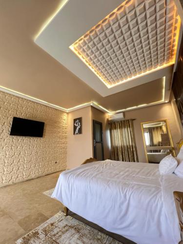 um quarto com uma grande cama branca num quarto em Auberge Billionaire em Fez