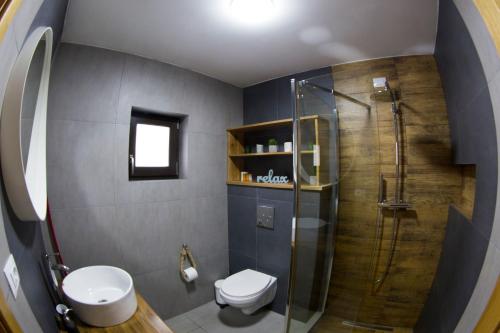 A bathroom at Vama Chalet