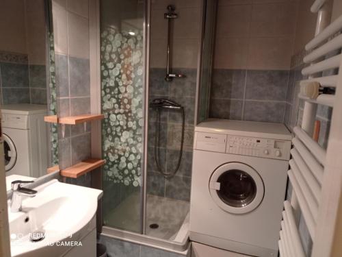 La salle de bains est pourvue d'un lave-linge et d'une douche. dans l'établissement Appartement Tignes, 3 pièces, 7 personnes - FR-1-449-60, à Tignes