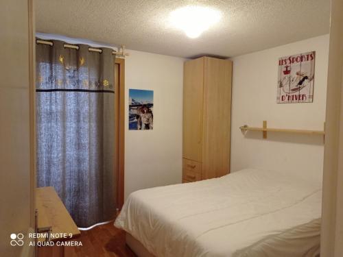 - une petite chambre avec un lit et une fenêtre dans l'établissement Appartement Tignes, 3 pièces, 7 personnes - FR-1-449-60, à Tignes
