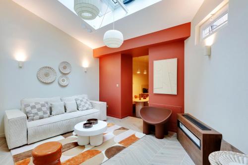 un salon avec un canapé et une table dans l'établissement Fabuleux loft Blomet Tour Eiffel, à Paris