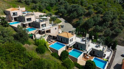 una vista aérea de una casa con piscinas azules en Golden King Villas en Vassilias