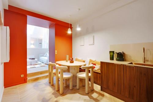 une cuisine et une salle à manger avec une table et des chaises dans l'établissement Fabuleux loft Blomet Tour Eiffel, à Paris