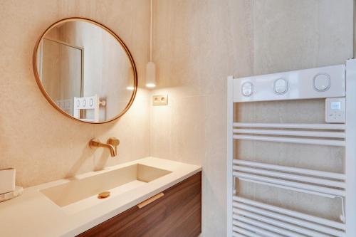 une salle de bain avec un lavabo et un miroir dans l'établissement Fabuleux loft Blomet Tour Eiffel, à Paris