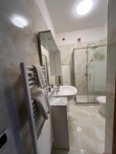 Un baño con ducha, lavabo e inodoro. en IL PARCO 2, en Roma