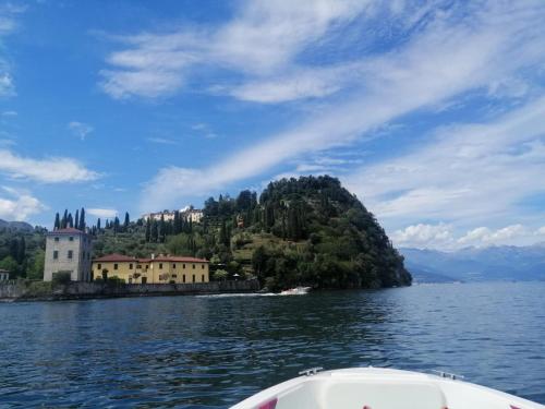 a small island in the middle of a body of water at Casa vacanze La brezza di Varenna in Varenna