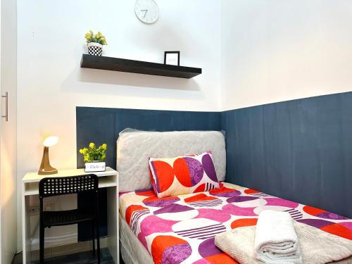 Postel nebo postele na pokoji v ubytování Deluxe Couple Partition Room in Tecom Near Metro