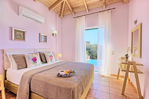una camera da letto con un letto e una grande finestra di Villa Belvedere Rosa a Tsoukalades