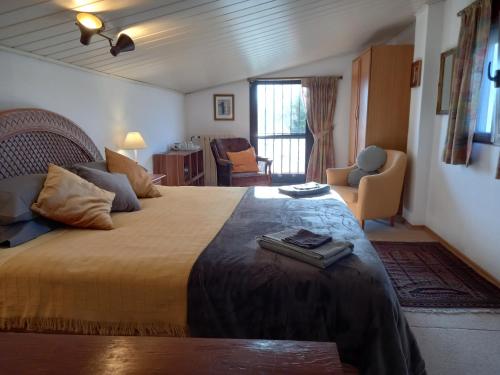 1 dormitorio con 1 cama grande en una habitación en Beautiful Benissa Views, en Benissa