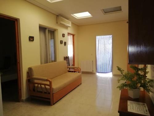 a living room with a couch and a window at Casa de Tina y Cora in Mora