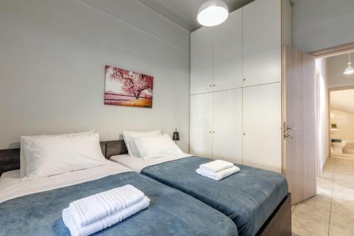 ein Schlafzimmer mit einem Bett mit zwei Handtüchern darauf in der Unterkunft Lemon Tree House in Iraklio