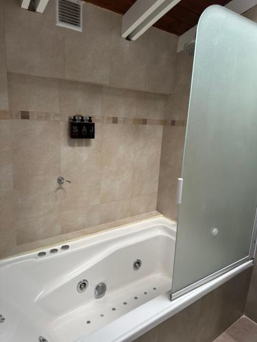 y baño con ducha y bañera blanca. en apartmentskm4 1dormitorio en San Carlos de Bariloche
