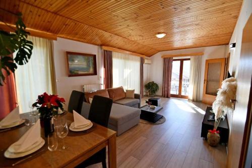 uma sala de estar com um sofá e uma mesa em Apartments for families with children Opatija - Pobri, Opatija - 7890 em Matulji