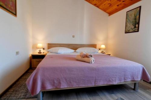 um quarto com uma cama com dois ursinhos de peluche em Apartments for families with children Opatija - Pobri, Opatija - 7890 em Matulji