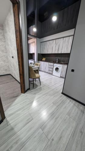 Η κουζίνα ή μικρή κουζίνα στο Gari's apartment next to Borjomi Central Park