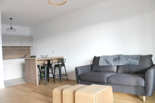 un salon avec un canapé et une table dans l'établissement Appartement moderne à Grosseto-Prugna, vue montagne, 50 m², à Grosseto-Prugna