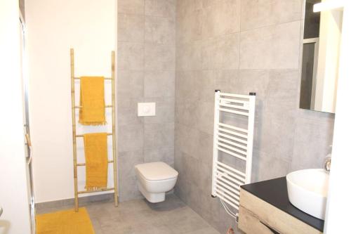 une salle de bain avec toilettes et lavabo dans l'établissement Appartement moderne à Grosseto-Prugna, vue montagne, 50 m², à Grosseto-Prugna