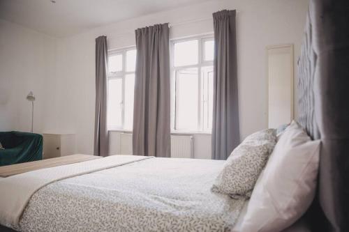 a bedroom with a bed and a window at 2 New bed flat in hammersmith in London