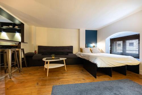 貝桑松的住宿－Le Boudoir Secret，一间卧室配有一张床和一张桌子