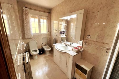 a bathroom with a toilet and a sink and a toilet istg at Casa Polícar Marta in Polícar
