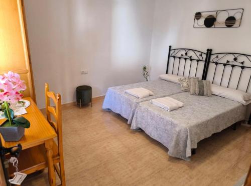 1 dormitorio con cama, mesa y sidx sidx sidx de mesa en Retiro del Bullaque, en El Robledo