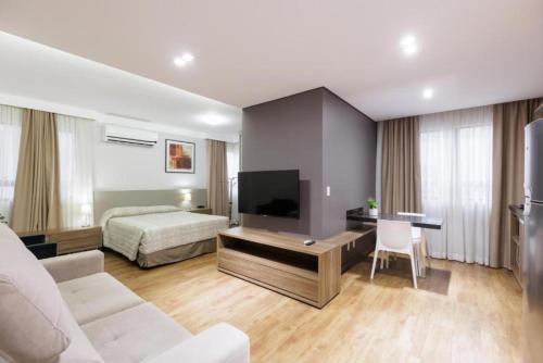 une chambre d'hôtel avec un lit et une télévision dans l'établissement Hotel Le Village Distributed By Intercity, à Joinville