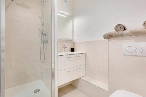 Ванна кімната в La Résidence Alpha Viroflay 102 - 1 chambre - 2 pers