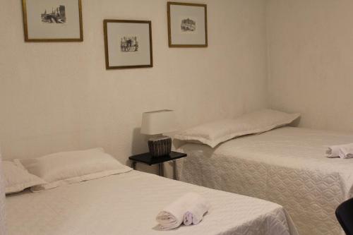 duas camas num quarto com toalhas em Kaburei Ap 7 em Ciudad del Este