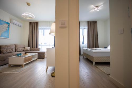 un soggiorno con letto e divano di Apartments Royal - Belgrade Waterfront a Belgrado