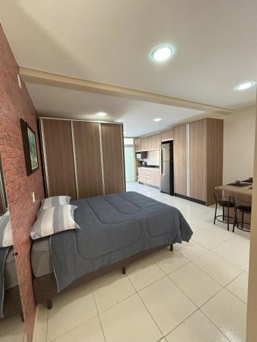 1 dormitorio grande con 1 cama y cocina en Kitnet 02, en Rio Negrinho