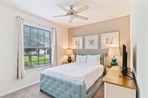 una camera da letto con un letto e una finestra di Townhome with Private Pool, BBQ & FREE Waterpark a Kissimmee