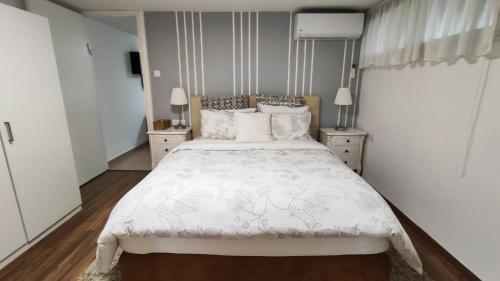 Een bed of bedden in een kamer bij Gorgeous and cozy place in perfect location