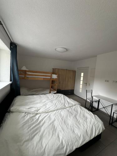 um quarto com uma cama com um edredão branco em Moderne Wohnung in Spaichingen em Spaichingen