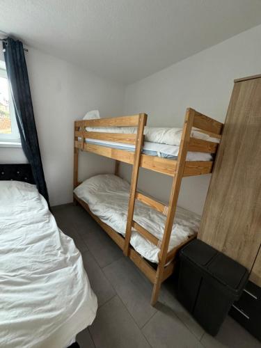 Moderne Wohnung in Spaichingen في Spaichingen: سريرين بطابقين في غرفة مع سرير
