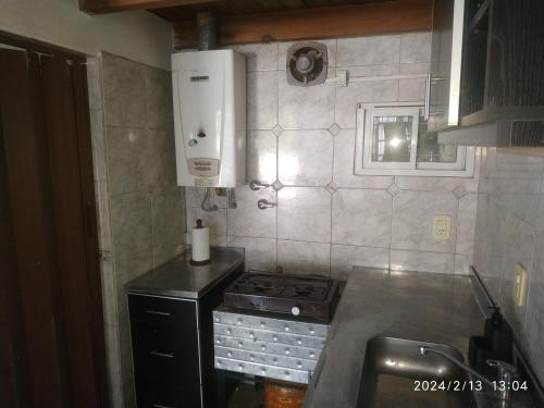 una cucina con piano cottura e piano di lavoro di Depto IPA a Paraná