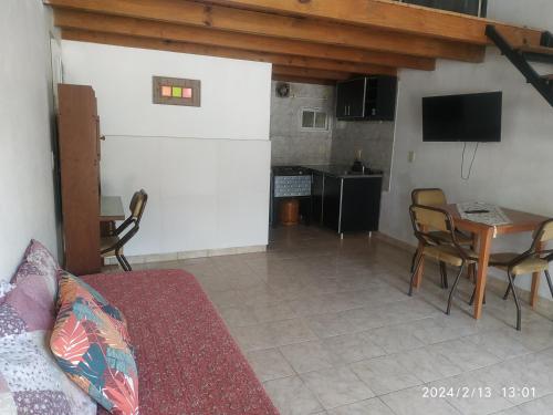 Il comprend un salon avec une table et une cuisine. dans l'établissement Depto IPA, à Paraná