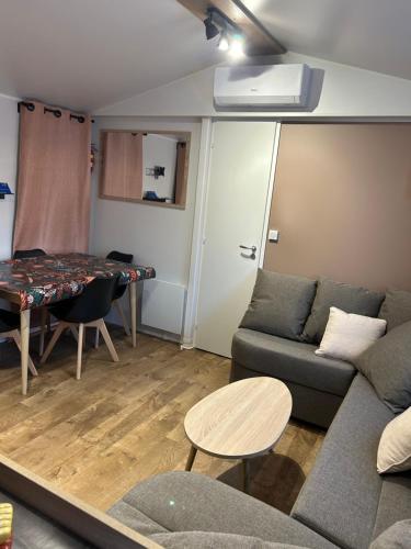 un salon avec un canapé et une table dans l'établissement MOBILHOME N 902 Trigano Amira 2023, à Canet