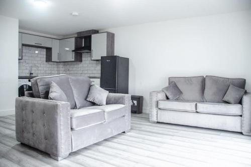 sala de estar con 2 sillas y sofá en Elegant City Apt: 1-BR Luxury en Wolverhampton