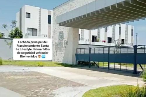 a building with a sign in front of it at Aire acondicionado Parking Llegada autónoma Duermen 8 huespedes in Xochitepec