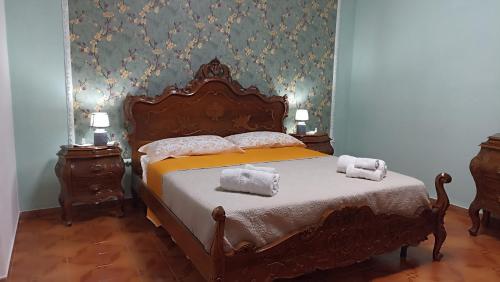 una camera da letto con un letto e due asciugamani di Carloforte Appartamento con Vista IUN R2015 a Carloforte