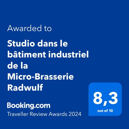 Ett certifikat, pris eller annat dokument som visas upp på Studio dans le bâtiment industriel de la Micro-Brasserie Radwulf