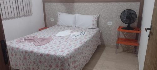 ein Schlafzimmer mit einem Bett mit zwei Hausschuhen darauf in der Unterkunft Recanto da Felicidade in Jacobina