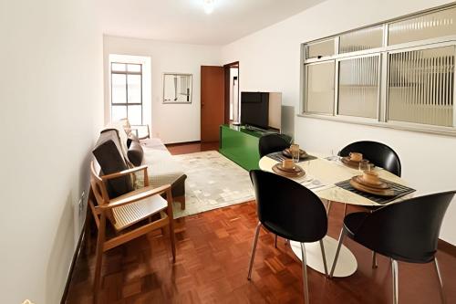 sala de estar con mesa y sillas en Nosso Apê Andradas: Apartamento com Garagem NA0701 en Juiz de Fora
