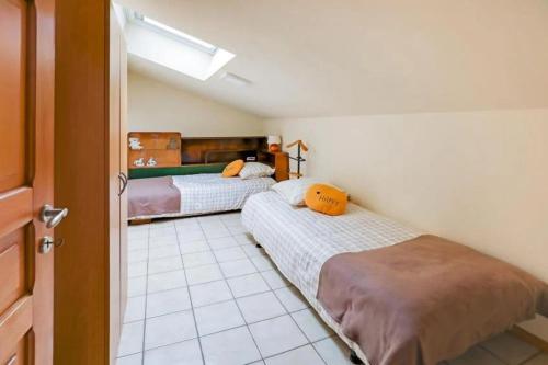 a bedroom with two beds in a room at Bij Suus onder de wol in Borgloon