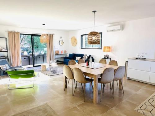 une cuisine et un salon avec une table et des chaises dans l'établissement 