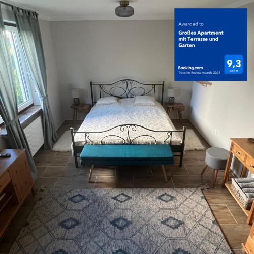 sypialnia z łóżkiem z niebieskim znakiem na ścianie w obiekcie Großes Apartment mit Terrasse und Garten w mieście Oberhaching