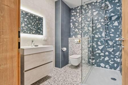 ein Bad mit einer Dusche, einem Waschbecken und einem WC in der Unterkunft All in Studio with Private Parking City Lux ID219 in Luxemburg (Stadt)